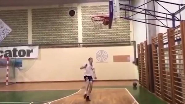 惊东说念主弹跳！舍什科谈走红视频：那时篮球卡在框上，就思用脚捞下来