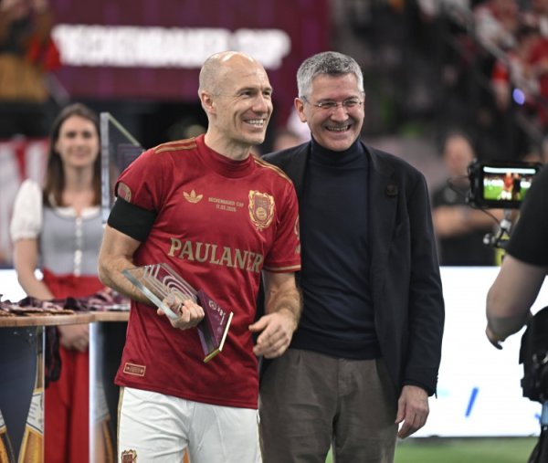 重返主场不雅赛！罗本：拜仁此刻险些不可慑服，咱们是欧冠决赛热点