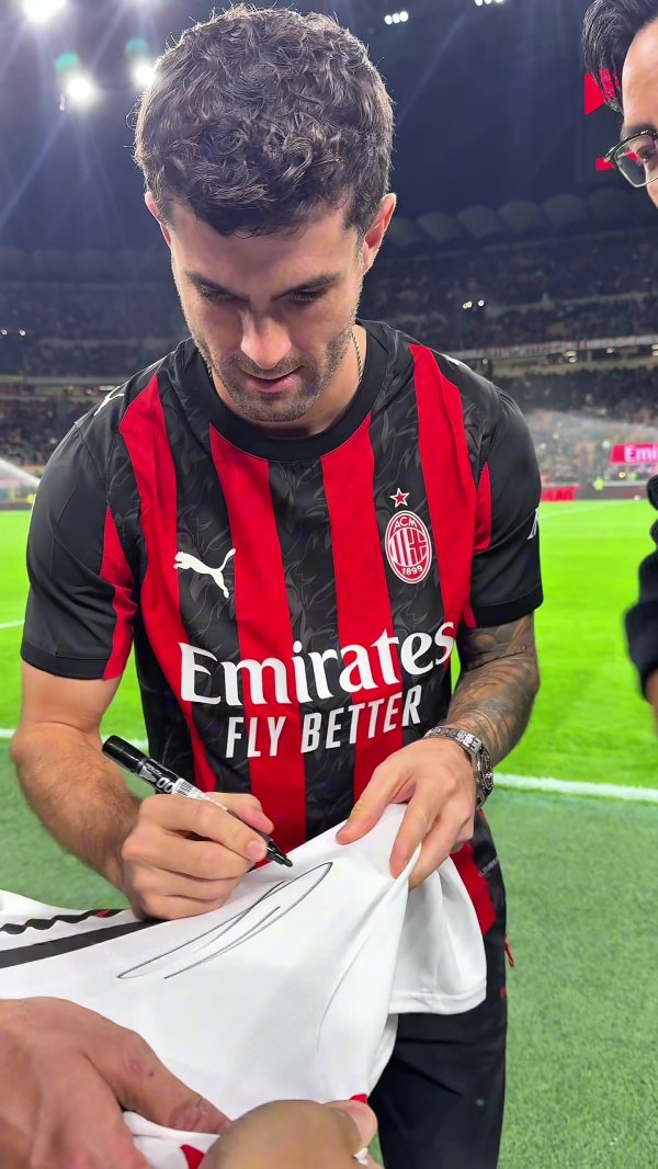 😍吴彦祖现场不雅战米兰，赛前与普利西奇雷同并获赠11号球衣