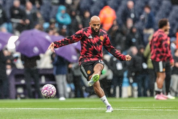 鲁尼：曼联签下姆伯莫时我有所怀疑，但他线路我错了