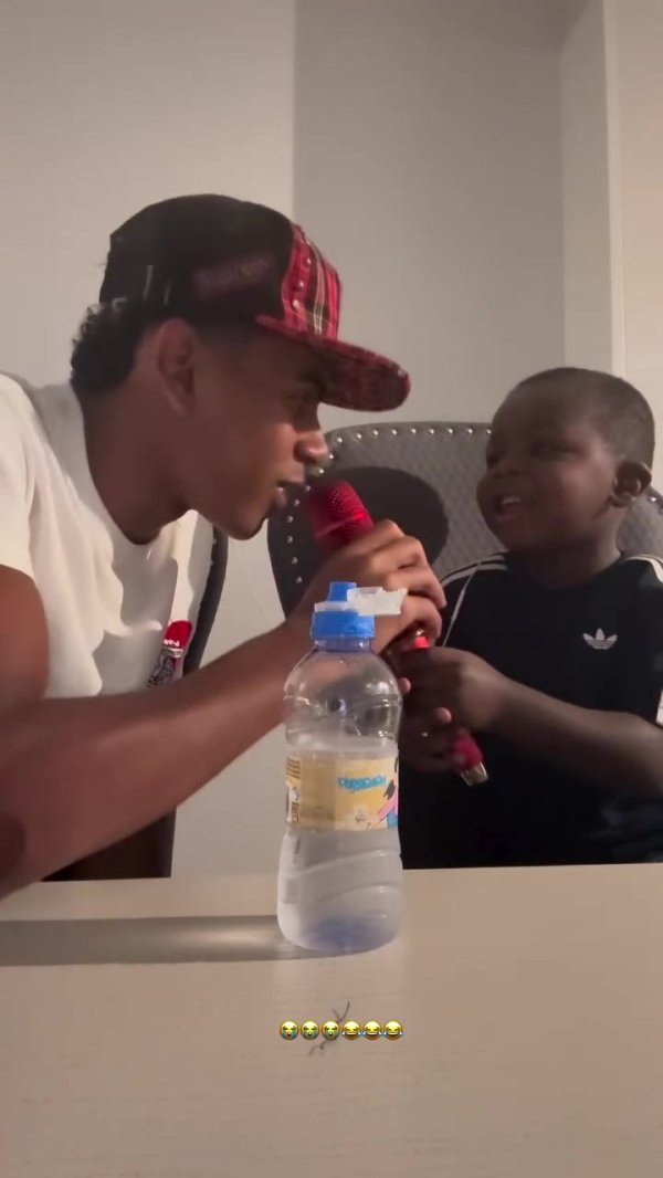 亚马尔晒与弟弟唱歌视频，两东说念主同唱夏奇拉歌曲《Waka Waka》