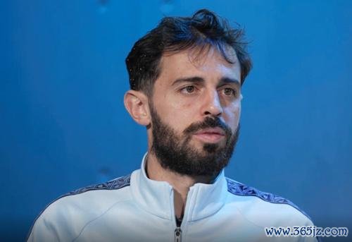 英超滑稽一幕！席尔瓦扔球砸东说念主后“假摔”，名宿开炮：太愚蠢