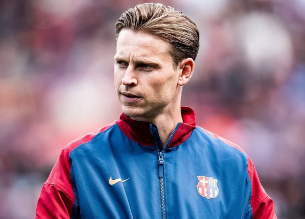 记者：德容的续约有了积极发扬，巴萨为其提供了一份三年合同