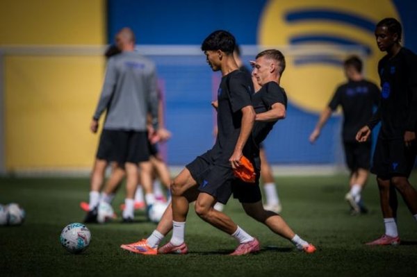 记者：巴萨17岁小将德罗也曾康复，纪念球队合练