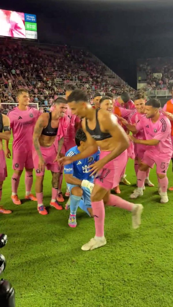 阿尔巴竣事迈阿密海外百场里程碑，获赠缅思球衣+全队合影庆祝