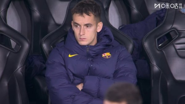 有点苦楚...赛前不适被奥尔莫临时替换，卡萨多出咫尺巴萨替补席