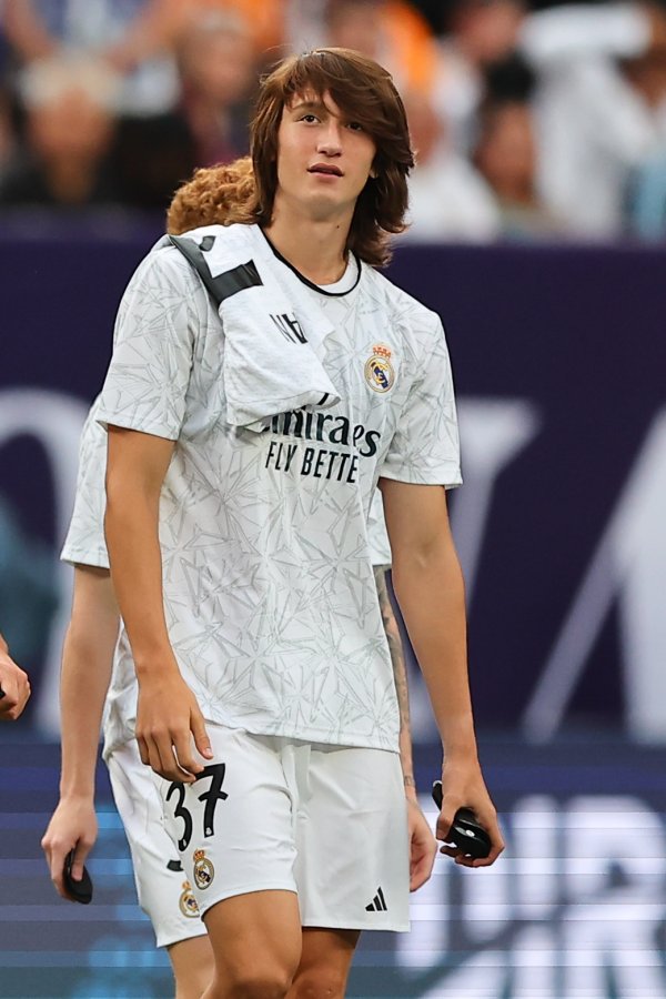 TA：多非凡多队挑升皇马18岁中卫霍安-马丁内斯，但球员展望留队