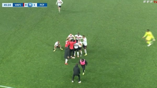 这球真帅！法丙球员35米迎球怒射，皮球直挂死角