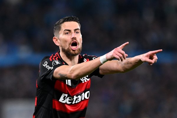 荣誉周身！33岁若日尼奥随队夺得南好意思解放者杯，糊口再添蹙迫奖项