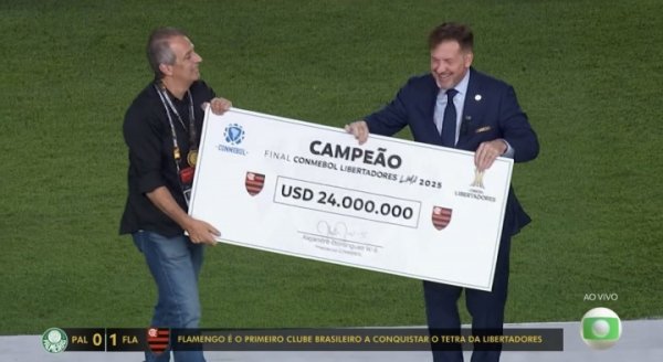 现场给钱🤑弗拉门戈夺自若者杯，授奖仪式上获颁2400万好意思元支票